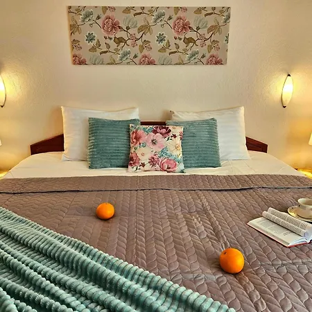 Appartement Elegant Lotus With Park Views Between Art Nouveau District & Old Town