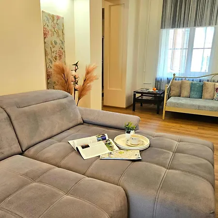 Appartement Elegant Lotus With Park Views Between Art Nouveau District & Old Town
