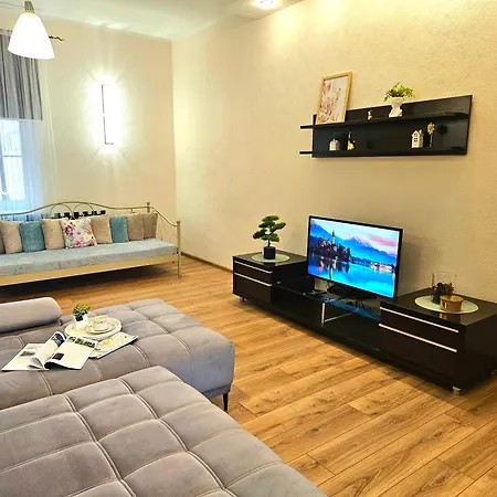 Appartement Elegant Lotus With Park Views Between Art Nouveau District & Old Town *