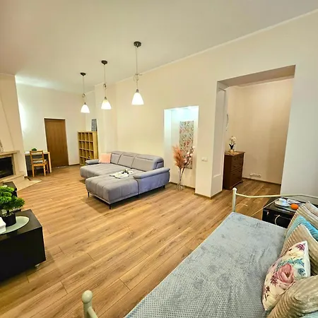 Appartement Elegant Lotus With Park Views Between Art Nouveau District & Old Town