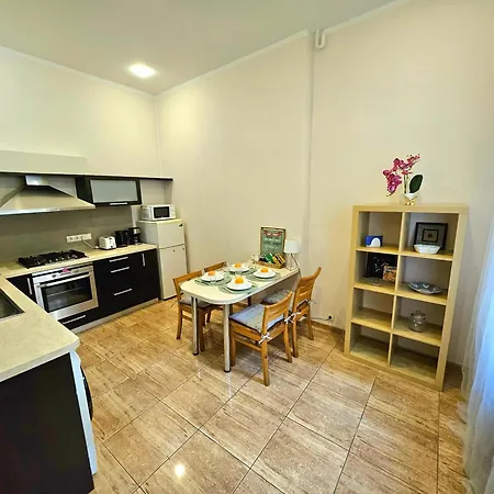 Elegant Lotus With Park Views Between Art Nouveau District & Old Town Appartement *