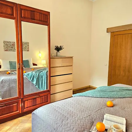 Elegant Lotus With Park Views Between Art Nouveau District & Old Town *