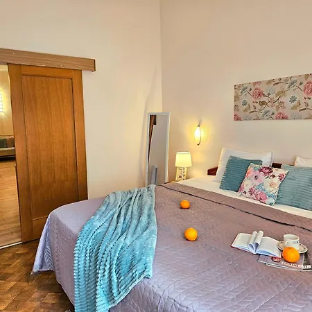 Elegant Lotus With Park Views Between Art Nouveau District & Old Town *