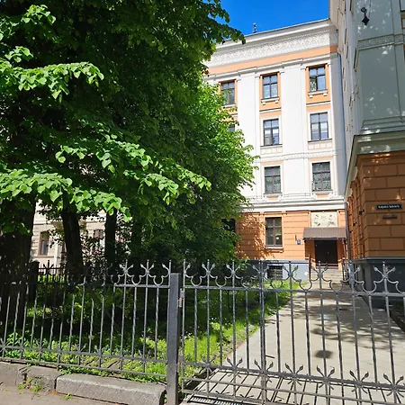 Appartement Elegant Lotus With Park Views Between Art Nouveau District & Old Town