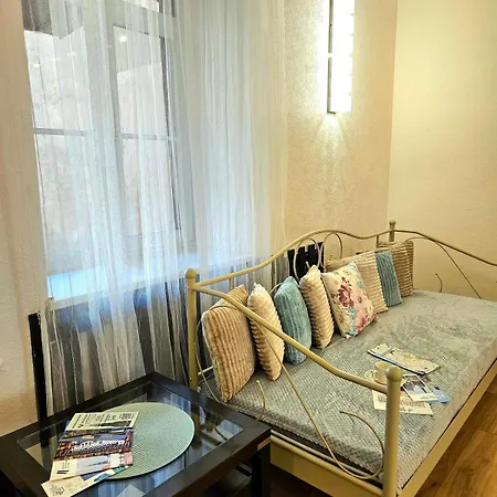 Elegant Lotus With Park Views Between Art Nouveau District & Old Town Apartmán